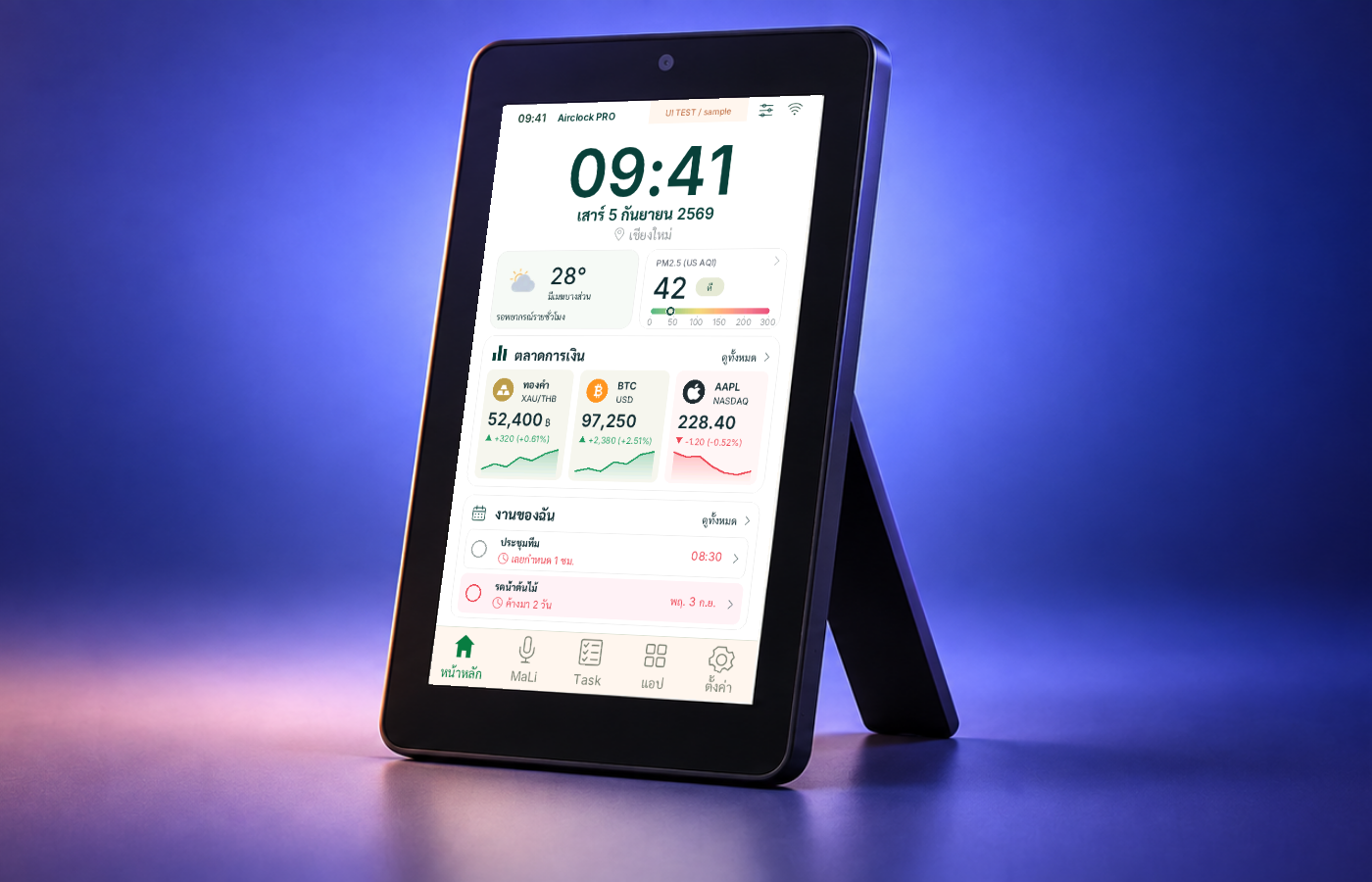 Airclock Pro สีดำขนาดใหญ่ในภาพสตูดิโอ มุมเฉียงเห็นหน้าจอ Home และขาตั้งด้านหลังชัดเจน